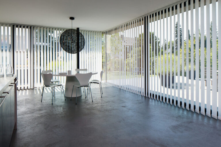 ΚΑΘΕΤΕΣ ΠΕΡΣΙΔΕΣ ΣΕ ΚΟΥΖΙΝΑ